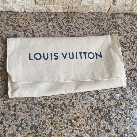 Louis Vuitton white, black, and red graphic wallet. Excellent condition. - Picture 4 of 7